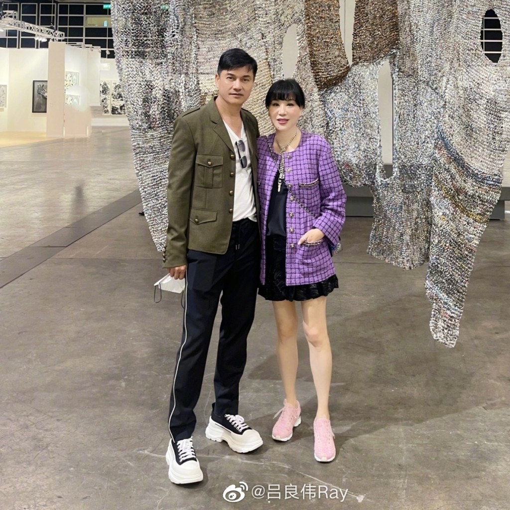 吕良伟后来经朋友介绍下认识到现在的老婆杨小娟，两人在2001年结婚，之后诞下一子，今年囝囝已经21岁。