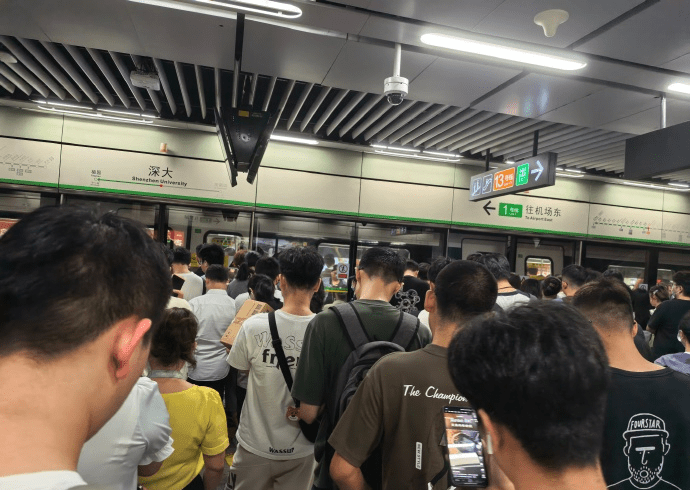 深圳地鐵1號線,早上繁忙時段出故障,多站滯留大量乘客。 深圳地鐵1號線,早上繁忙時段出故障,多站滯留大量乘客。