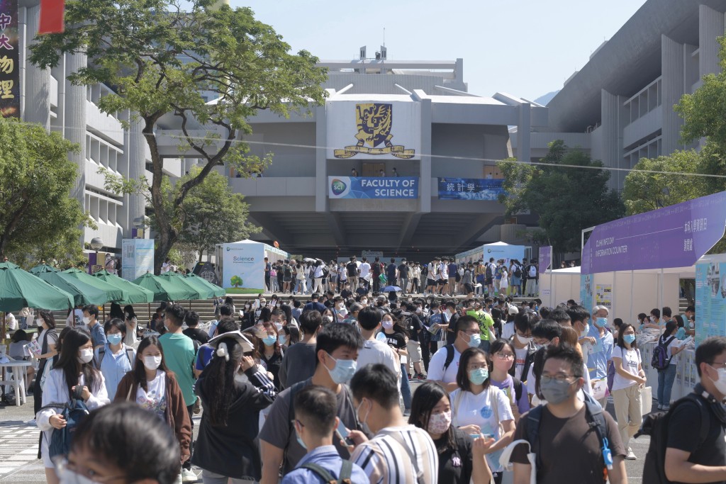 近日有本港家长成立「本地学生大学学额关注组」。