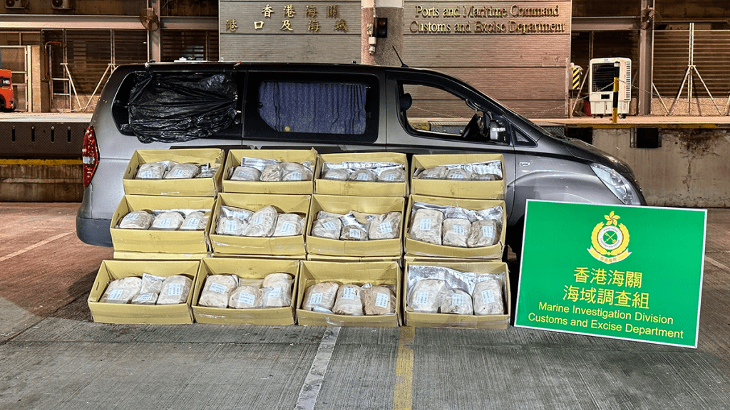 檢獲的懷疑走私急凍和牛牛肉和懷疑涉案的輕型貨車。政府新聞處圖片