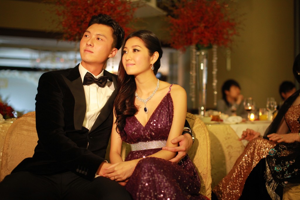 陈自瑶2011年11月11日与王浩信结婚。