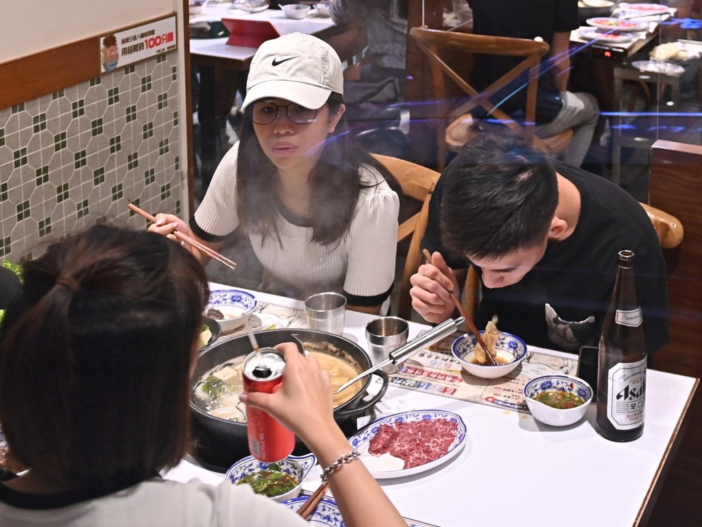 衞生防護中心提醒市民應避免飲用含酒精的飲品，指不但不能保暖，更令身體流失熱量，使人感到寒冷。