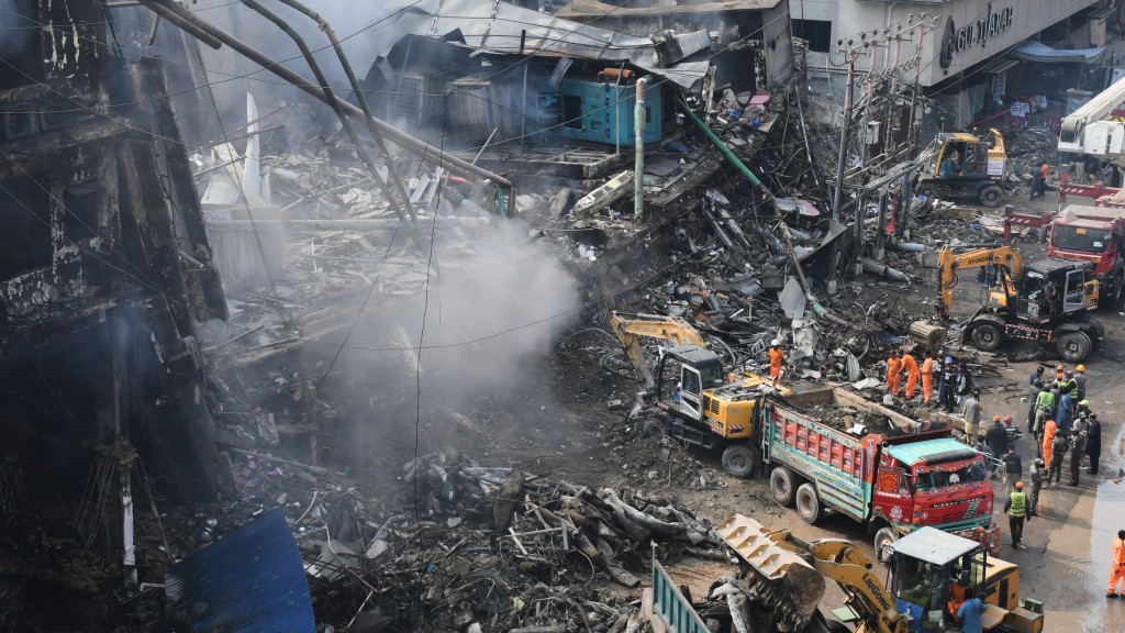 巴基斯坦商场大火烧24小时终扑灭。 美联社