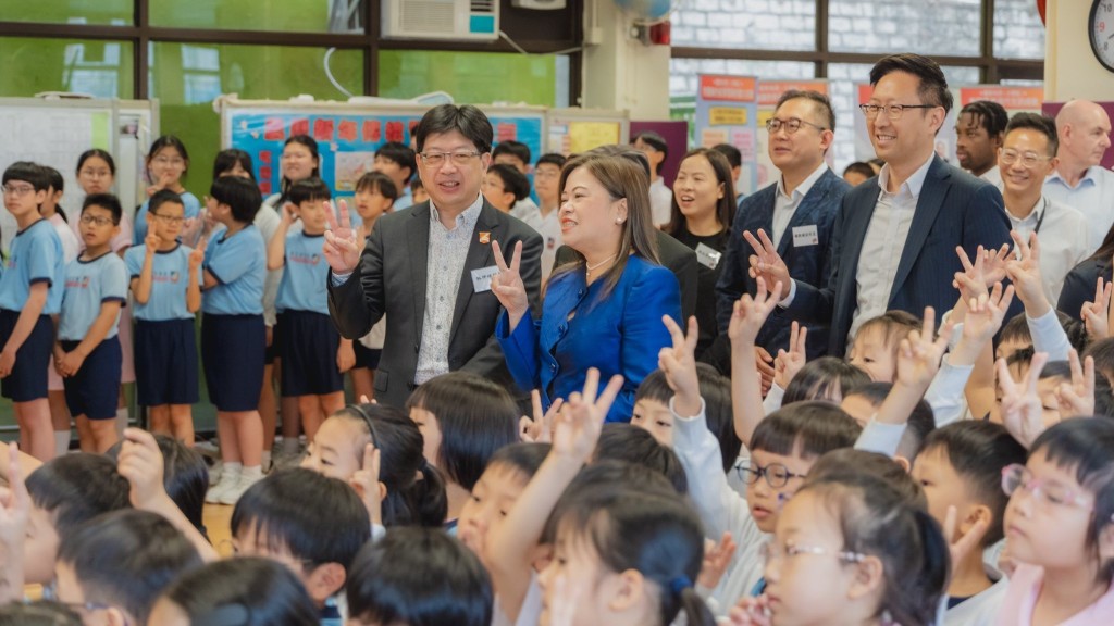文化體育及旅遊局局長羅淑佩今早（14日）到上環英皇書院同學會小學第二校，與老師和同學們一同參與國家安全教育及中華文化體驗活動。羅淑佩fb