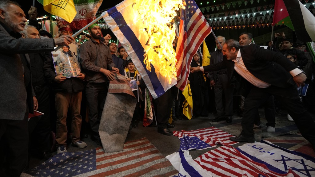 以色列轰炸伊朗使馆大楼后，伊朗爆发反美反以示威。　美联社