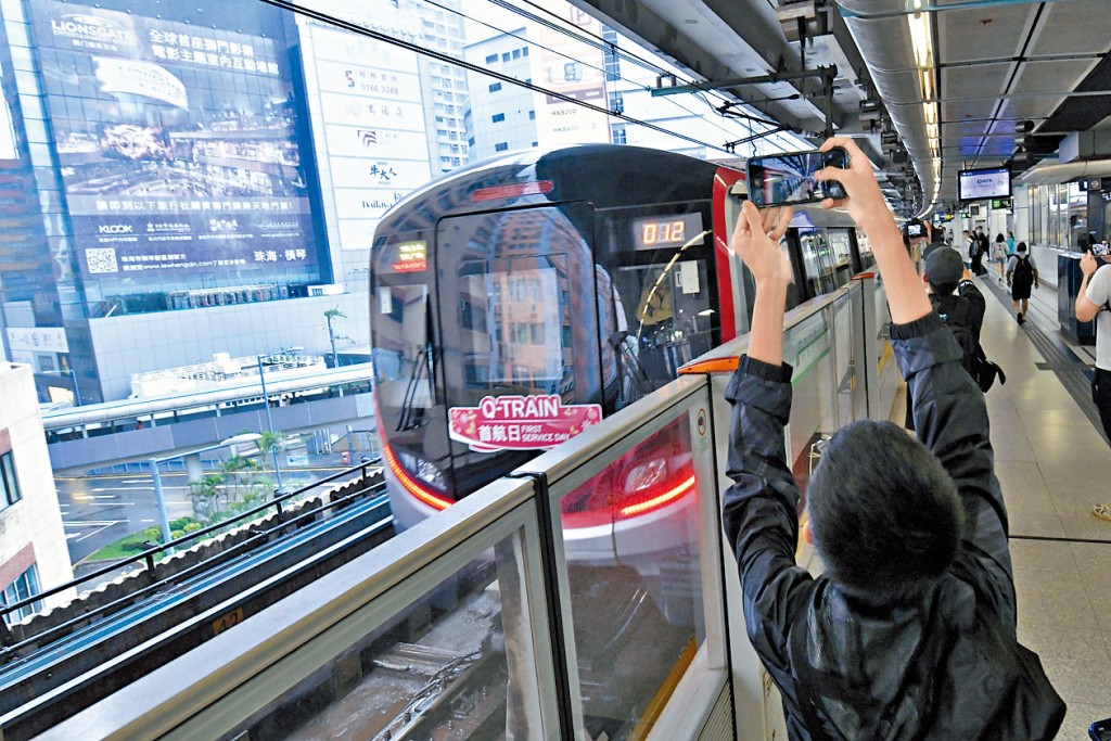 約八時四十五分，新列車駛入月台一刻。 