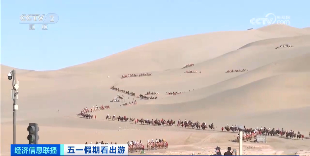 连绵不断的骆驼队。(央视画面截图)