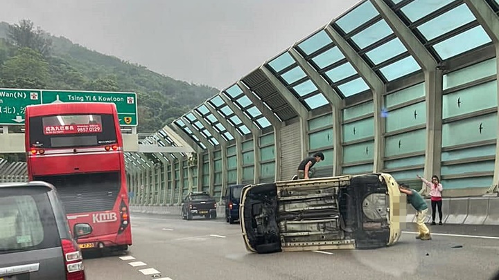 車內人士自行爬出解困。fb：馬路的事討論區