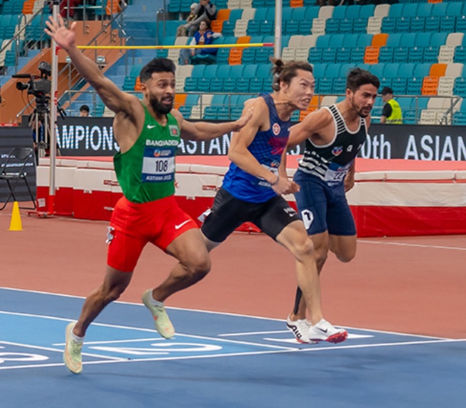 港接力队成员石锦程(中)今年在哈萨克举行的第10届亚洲室内田径赛男子60米，以6秒65夺亚军，仅较冠军孟加拉的拉文慢0.06秒。资料图片