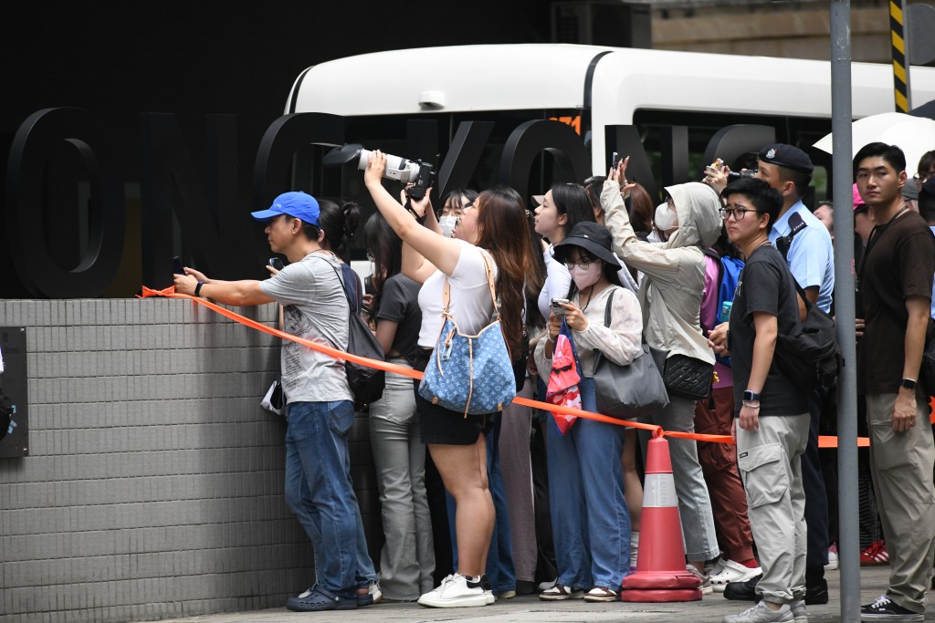 巿民帶備長鏡頭，希望拍得運動員風采。何健勇攝