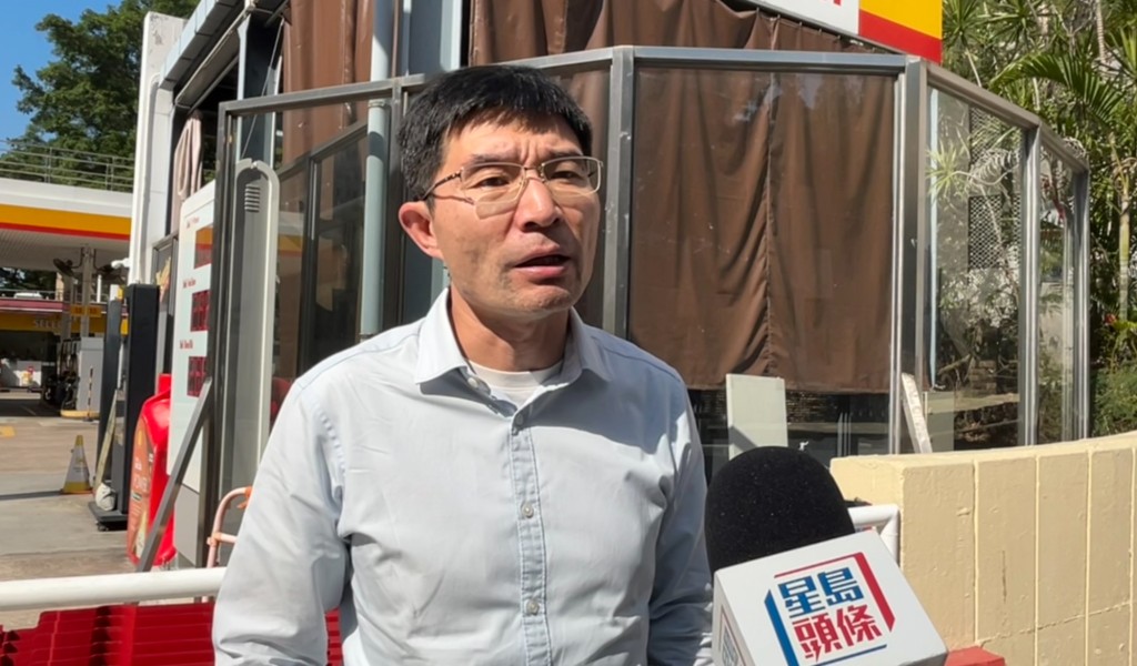 居民張先生希望法團澄清棚網的阻燃證明,是否涉及偽造。 居民張先生希望法團澄清棚網的阻燃證明,是否涉及偽造。