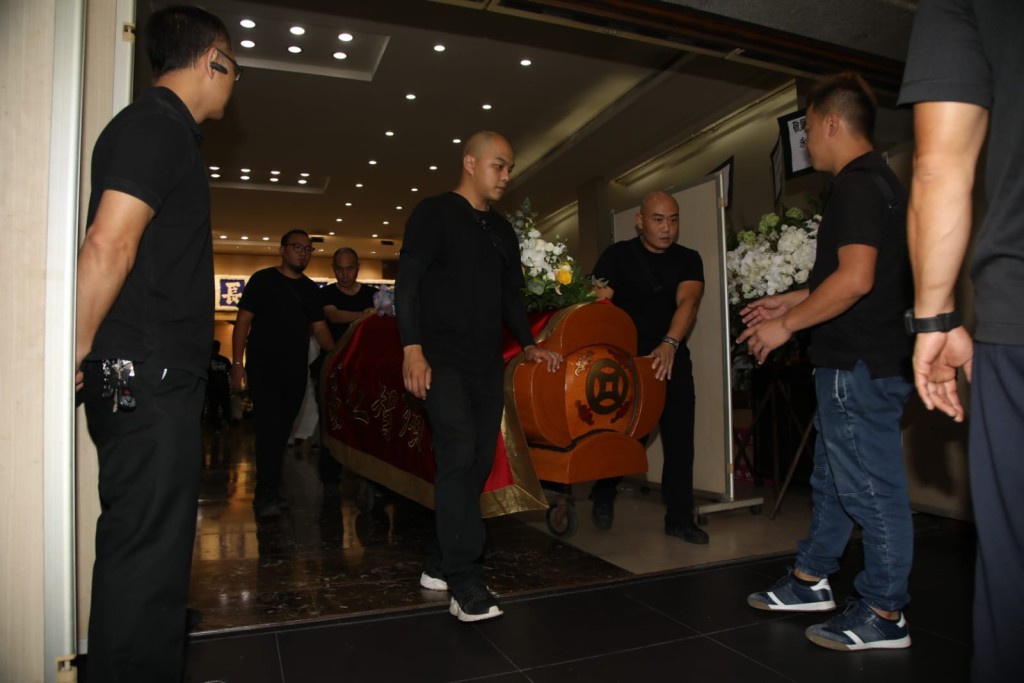 大殮儀式於9時45分舉行，並於10時左右將靈柩放上靈車。