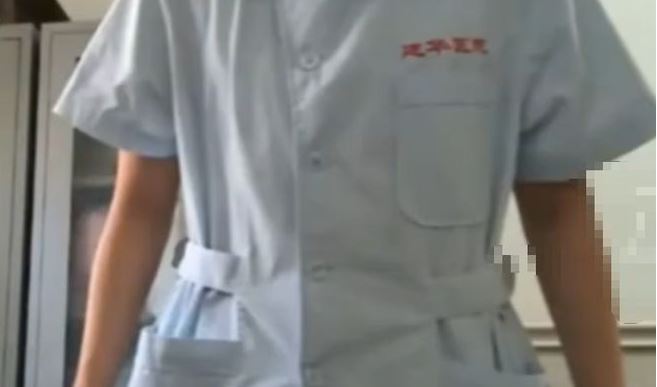 鏡頭記錄護士更衣過程。網上圖片