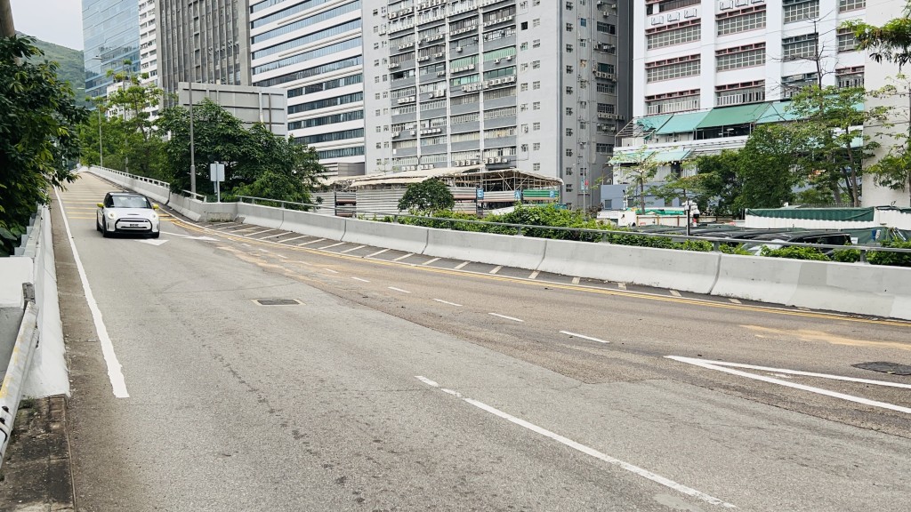因交通意外，荃湾路(往九龙方向)近柴湾角熟食市场的慢线仍然封闭。