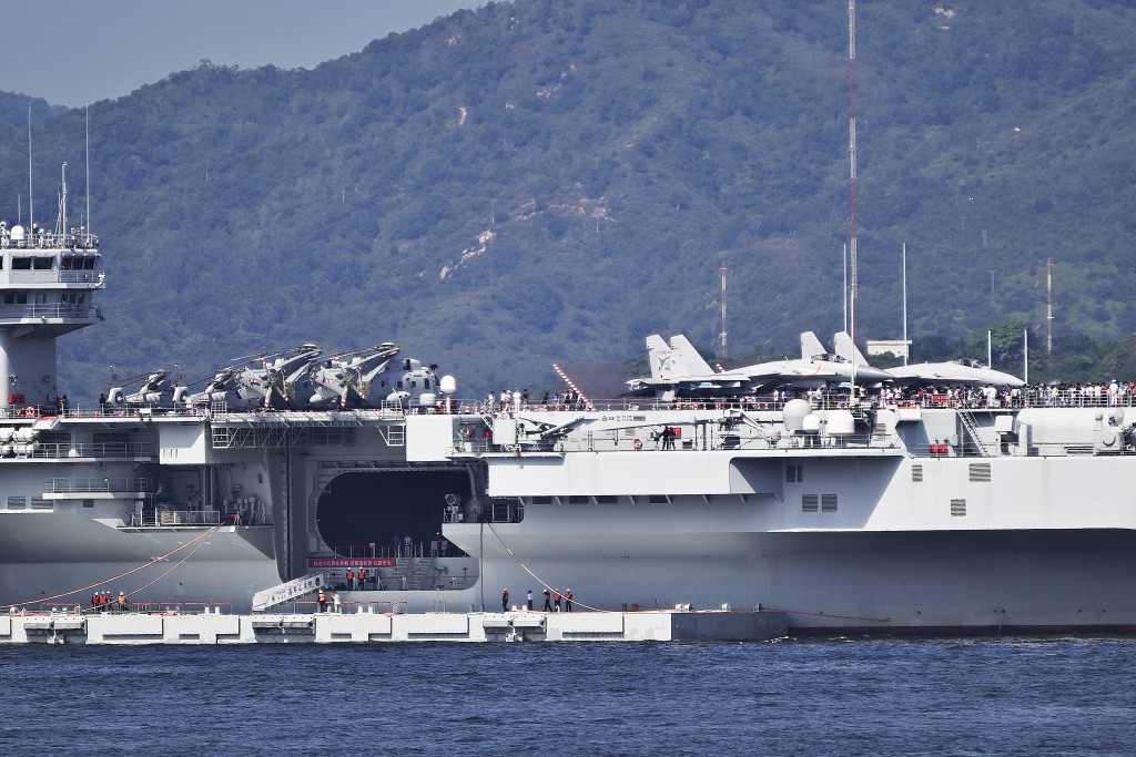 市民登艦後可參觀各種武器裝備,與停泊甲板上的戰機打卡,並與軍樂隊合唱愛國歌曲。劉駿軒攝 市民登艦後可參觀各種武器裝備,與停泊甲板上的戰機打卡,並與軍樂隊合唱愛國歌曲。劉駿軒攝