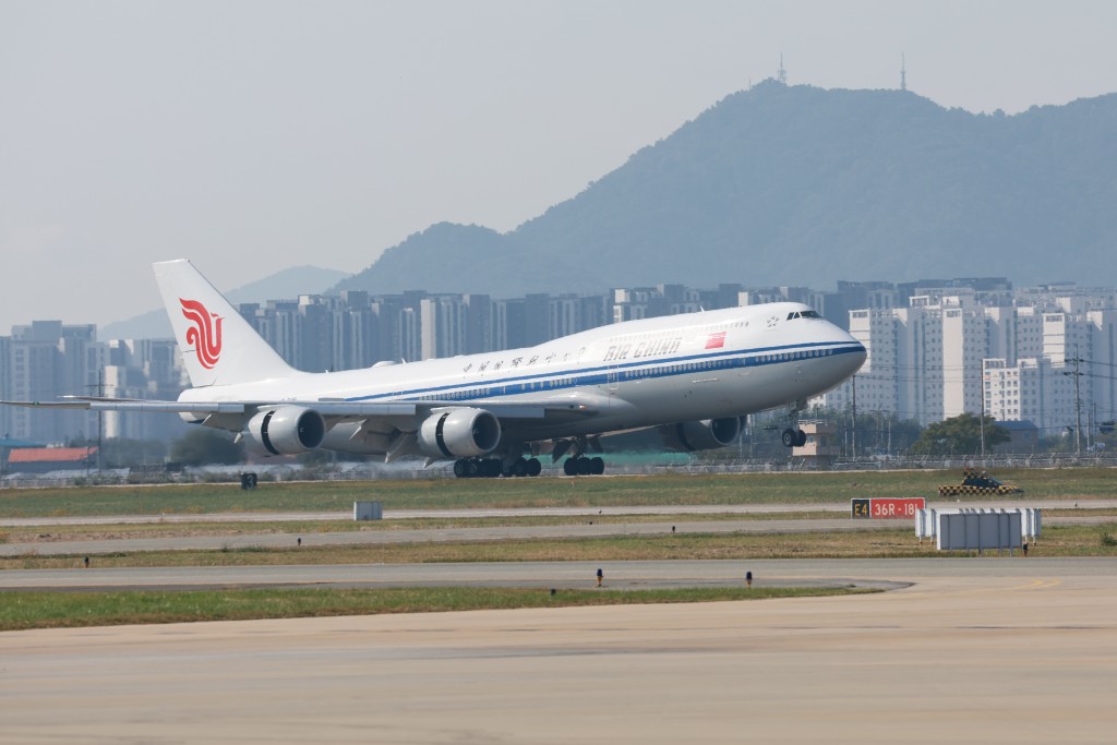 習近平抵達韓國出席亞太經合組織第三十二次領導人非正式會議並對韓國進行國事訪問。 新華社