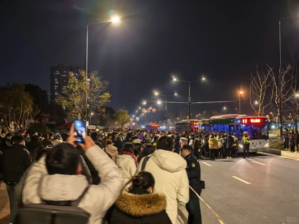 南京地鐵10號線過江段封閉，對當地出行民眾帶來混亂。