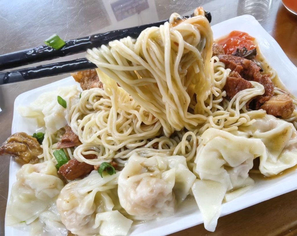 新園飲食店 經典美食雲吞牛腩麵。(圖片來源:Adooon@小紅書) 新園飲食店 經典美食雲吞牛腩麵。(圖片來源:Adooon@小紅書)