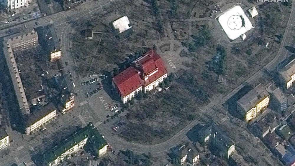 衛星照片顯示，遭俄軍轟炸的馬里烏波爾劇院門口地面已以俄語標註「孩童」。AP