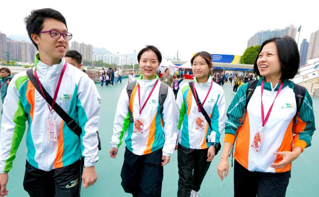 多名Customs YES会员昨日参加“保良局慈善步行”，由沙田马场沿城门河一路步行，最终抵达沙田公园。香港海关FB图片