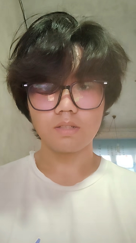 河南焦作的考生魏斌傑拍片稱生於4月4日高考444分,考入殯葬專業。 河南焦作的考生魏斌傑拍片稱生於4月4日高考444分,考入殯葬專業。