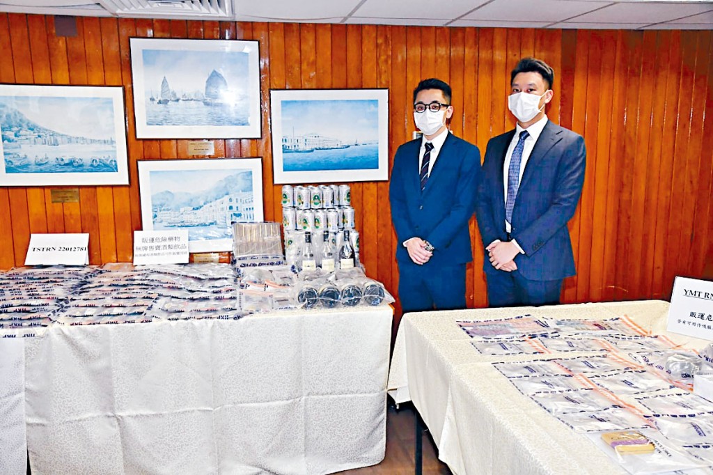 雷家雋及陳源動（左及右）展示檢獲毒品。