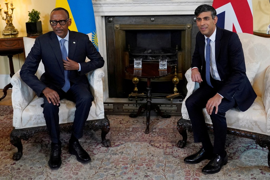 辛偉誠早前會晤到訪的盧旺達總統卡加米（左）。路透社