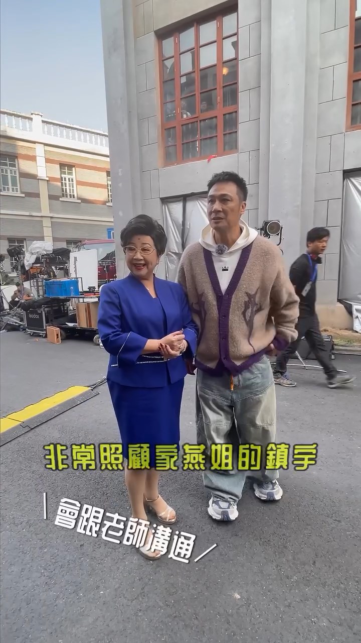 吳鎮宇對薛家燕非常恭敬。 吳鎮宇對薛家燕非常恭敬。