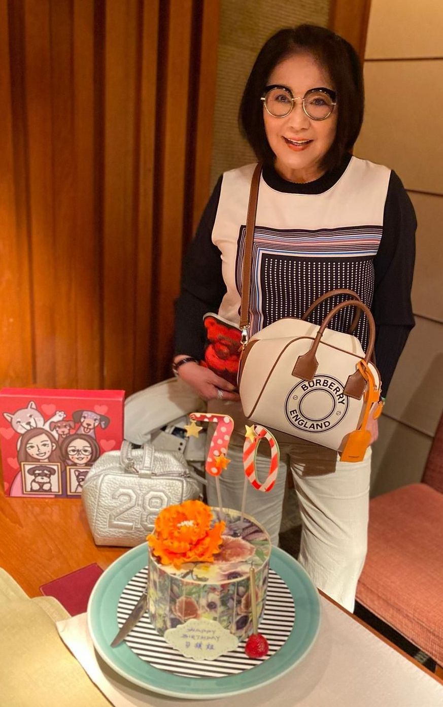 今年生日朋友送她蛋糕、手袋及畫像。