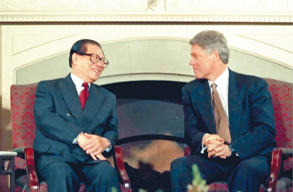 一九九三年，江澤民會見美國總統克林頓。