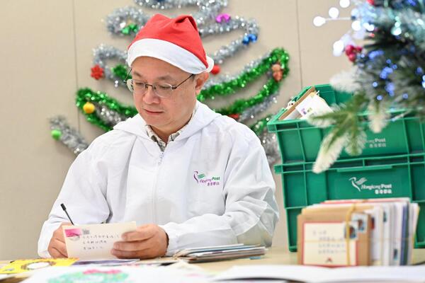 刘嘉绍以圣诞老人身分回信超过十年。政府新闻网图片