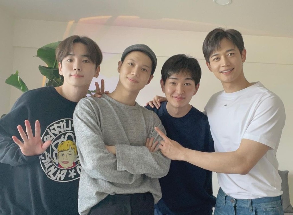Key(左)上載SHINee的4人合照。