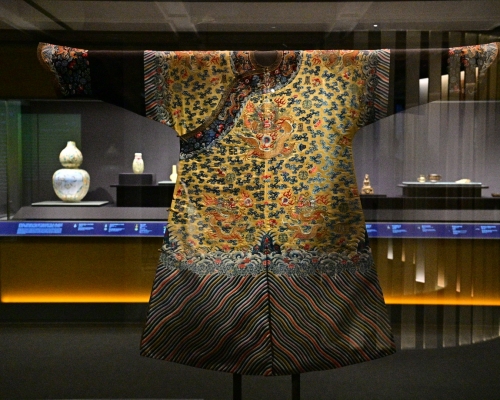 香港艺术馆周五起举行以颜色为主题的展览。图示清代咸丰时期的黄地刺绣十二章纹龙袍。政府新闻处图片