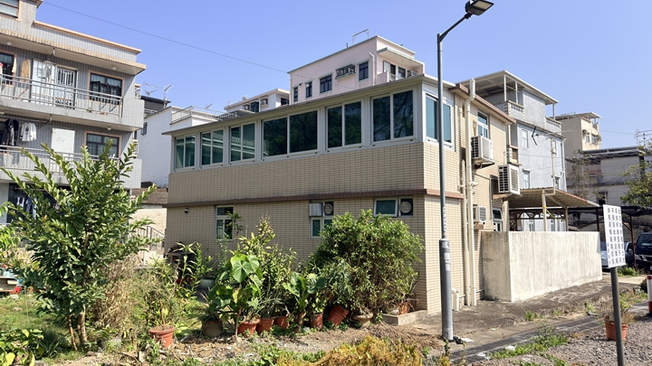 洲頭村村屋傳出臭味，警到場揭發內有21具貓隻及倉鼠屍體。梁國峰攝