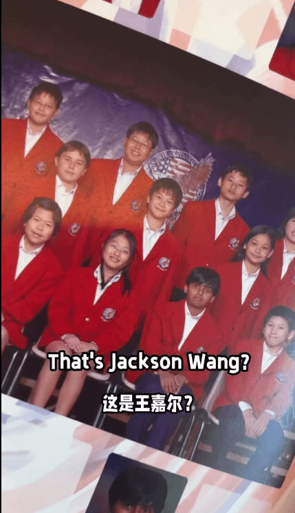 相冊中驚現王嘉爾中學時期的青澀合照。