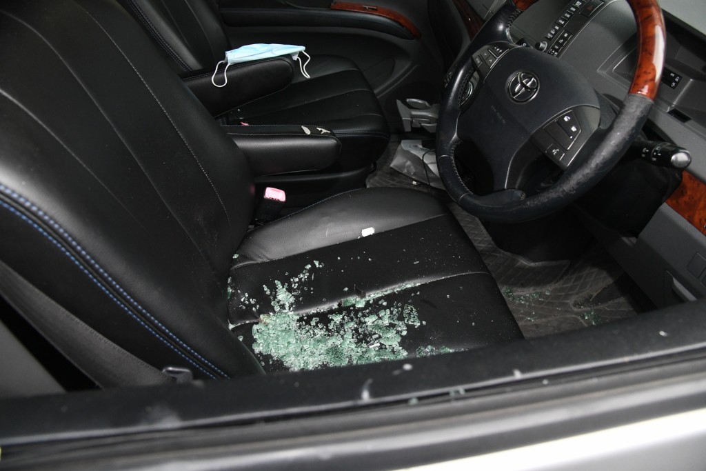 私家車車窗被打爆。