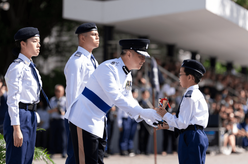 全場最優秀隊員(小學組)得獎者錢皓銓(右一)接過獎項。