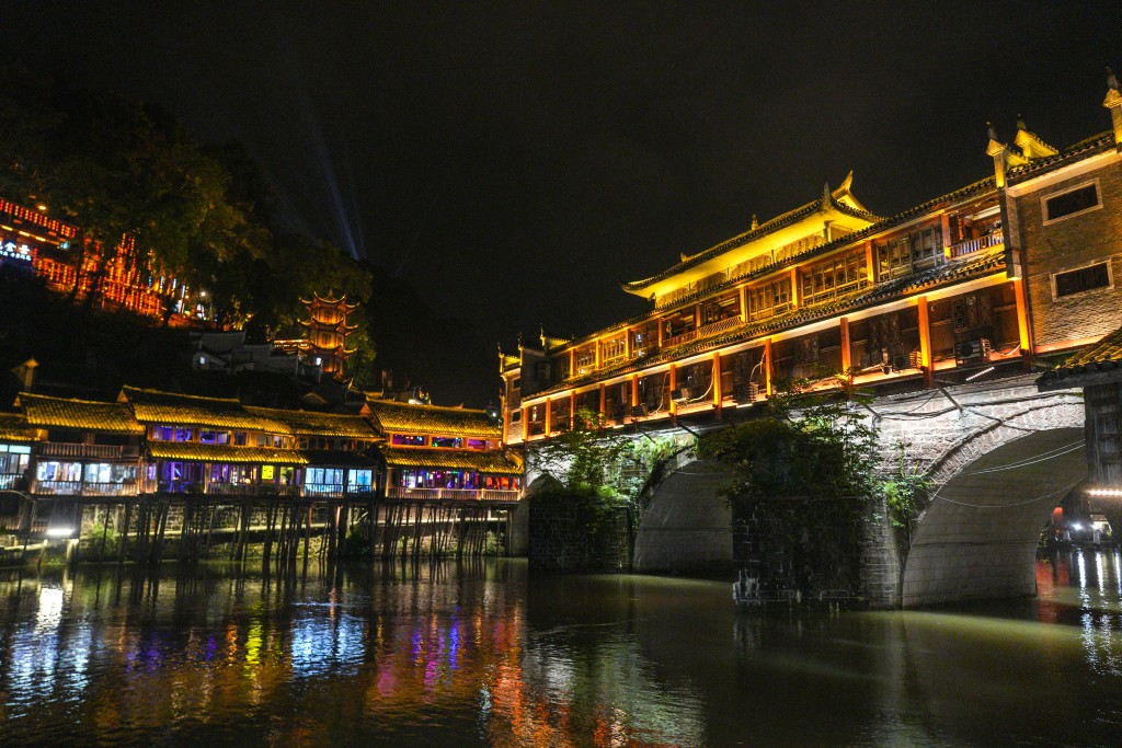 入夜后霓虹灯光映照江边，夜游亦别有风味。