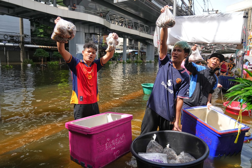 曼谷近日遭遇極嚴重水災,已致超過23人死亡。美聯社 曼谷近日遭遇極嚴重水災,已致超過23人死亡。美聯社