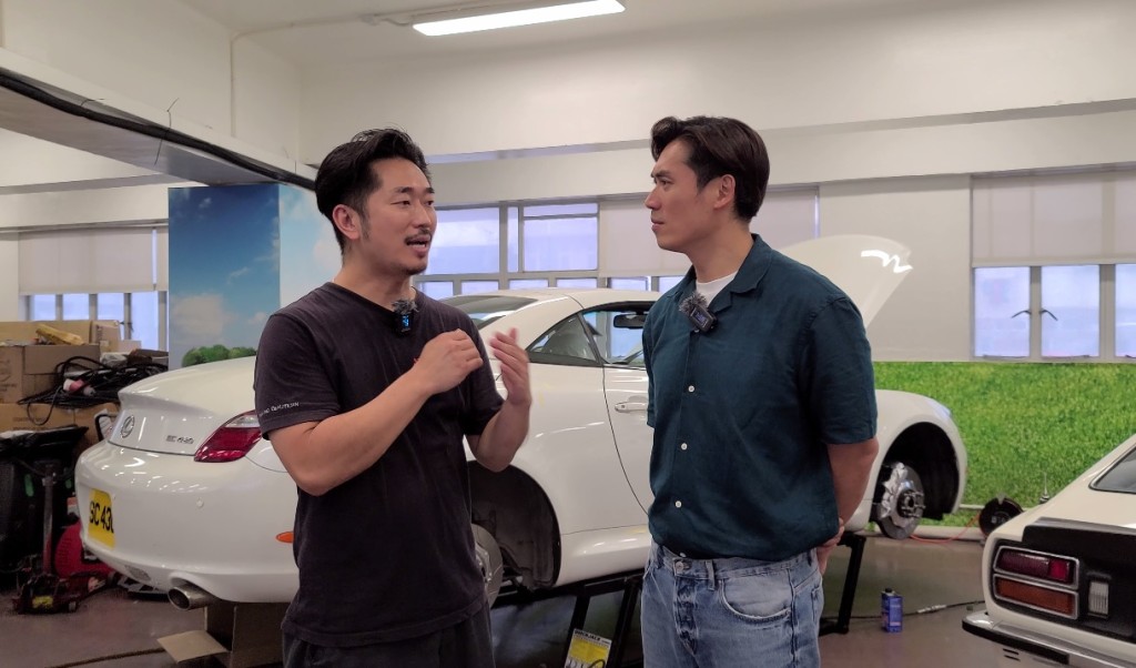 从事汽车业维修及美容行业超过20年的Leo(左)指出，在香港年检过关的车辆，却不一定符合内地的标准。