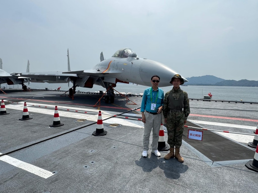半山東關愛隊隊長鍾百崇(左)登上山東艦航母編隊參觀,對祖國軍備現代化感到無比自豪。(受訪者提供 半山東關愛隊隊長鍾百崇(左)登上山東艦航母編隊參觀,對祖國軍備現代化感到無比自豪。(受訪者提供