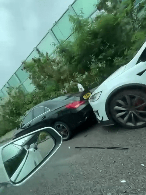 兩部私家車被貨車猛撼。FB:馬路的事討論區 兩部私家車被貨車猛撼。FB:馬路的事討論區