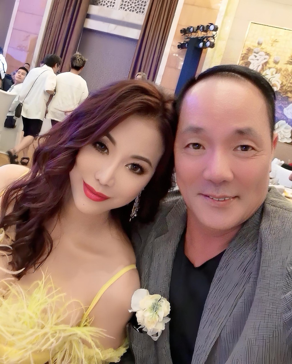 陳雅倫與程東合照，有網民指程東頭上有一間，看似頭髮脫離頭皮。