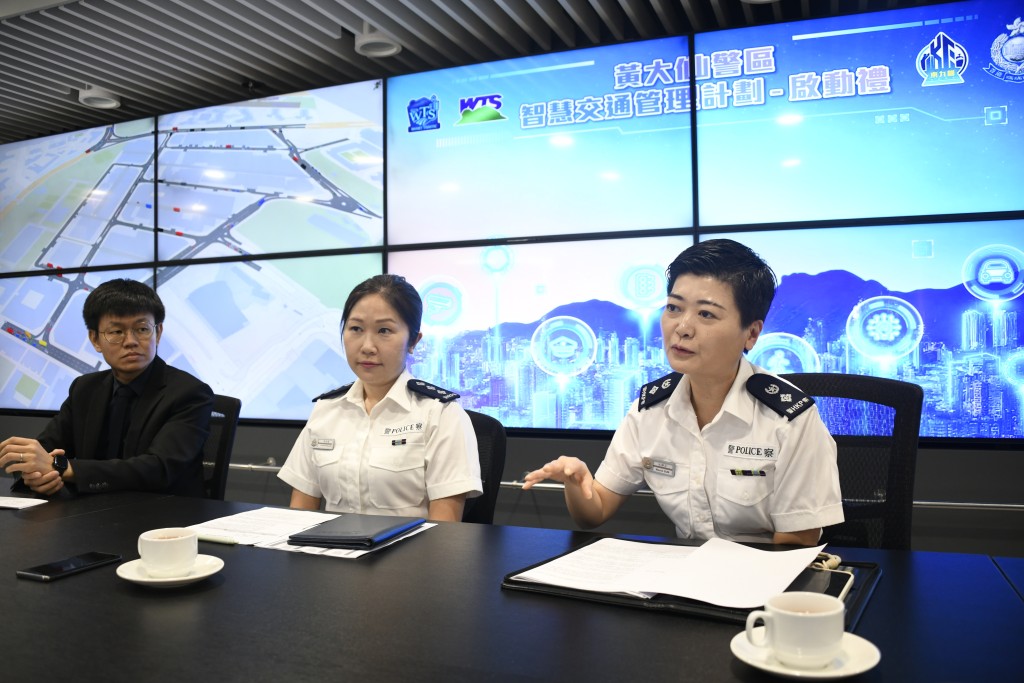 黃大仙警區副指揮官高級警司沈靜芬、黃大仙警區行動主任總督察張泳茵和香港科技大學極智慧城市研究院高級研究工程師吳嘉輝博士(右起)表示，「黃大仙警區智慧交通管理計劃」的成效顯著。 楊偉亨攝