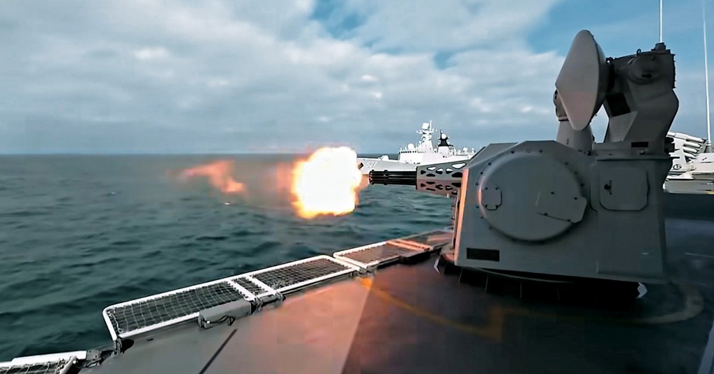 参加演习的解放军舰艇向预定目标发炮。