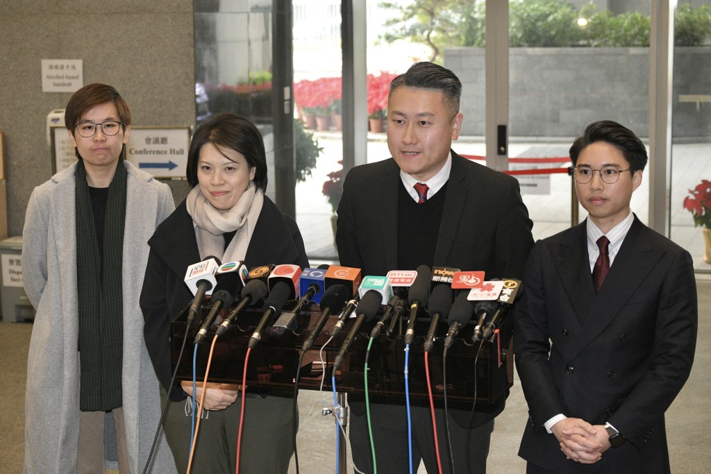民建联陈凯荣（右）、姚铭（右二）等候选任区议员会后见记者。陈浩元摄