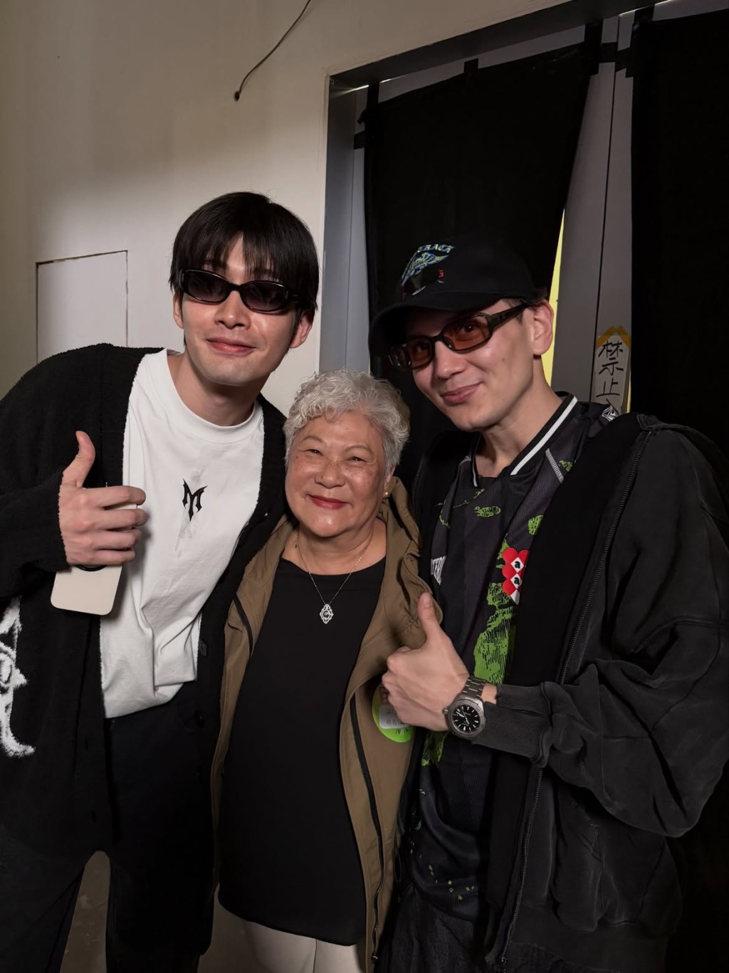 余文樂的媽媽都有同行。 余文樂的媽媽都有同行。