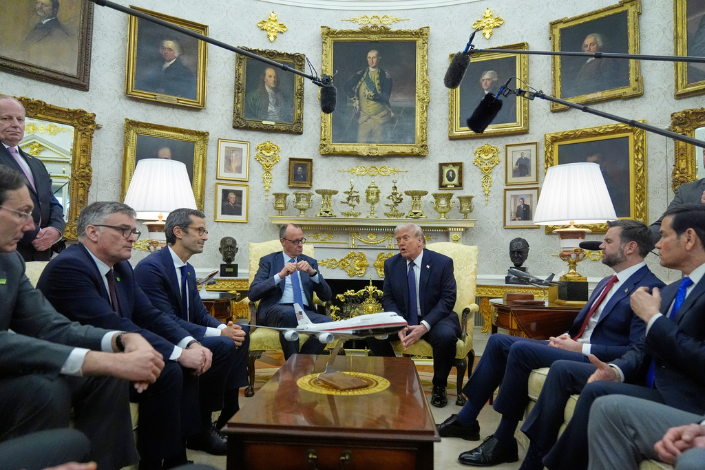 美國總統特朗普周二(3日)在白宮會見德國新任總理默茨(Friedrich Merz),席間對歐洲盟友在軍事行動中的表現大發雷霆。美聯社 美國總統特朗普周二(3日)在白宮會見德國新任總理默茨(Friedrich Merz),席間對歐洲盟友在軍事行動中的表現大發雷霆。美聯社