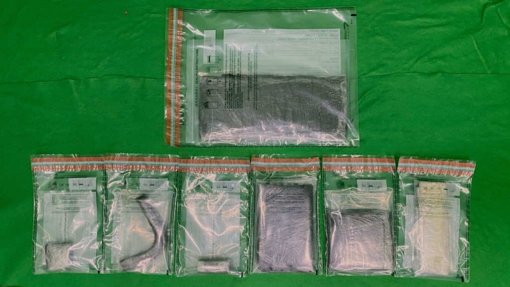 首宗案件中檢獲的懷疑大麻樹脂及懷疑可卡因。海關圖片