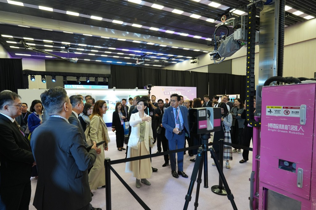 智能科技展覽區,展示了建築機械人、用於物業管理的機械人,及其他檢測和監察的科技。何永賢FB圖片 智能科技展覽區,展示了建築機械人、用於物業管理的機械人,及其他檢測和監察的科技。何永賢FB圖片